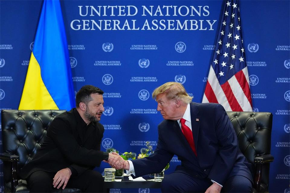 US-Präsident Donald Trump (r) trifft sich während der Generalversammlung der Vereinten Nationen im UN-Hauptquartier mit dem ukrainischen Präsidenten Wolodymyr Selenskyj.Julia Demaree Nikhinson/AP/dpa