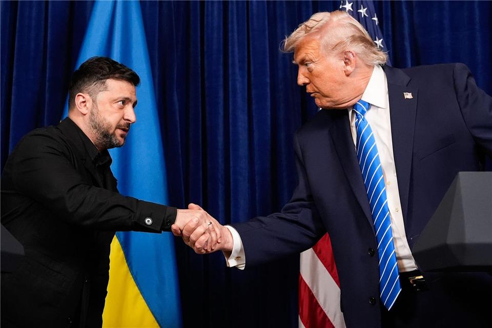 US-Präsident Donald Trump (r) und Wolodymyr Selenskyj, Präsident der Ukraine, geben sich die Hand.Alex Brandon/AP/dpa