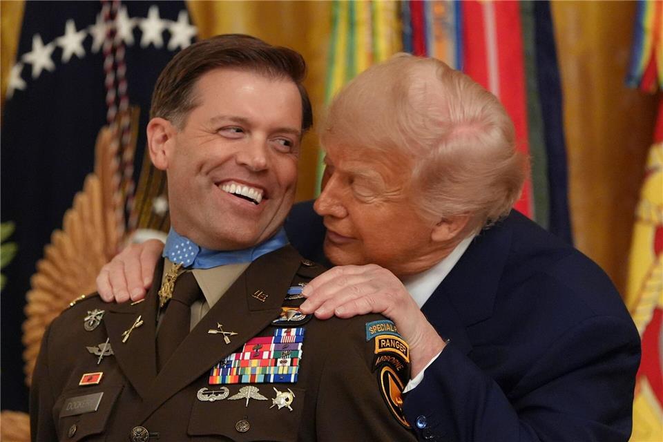 US-Präsident Donald Trump (r) verleiht dem pensionierten Major der Armee Nicholas Dockery im East Room des Weißen Hauses die Ehrenmedaille.Jacquelyn Martin/AP/dpa