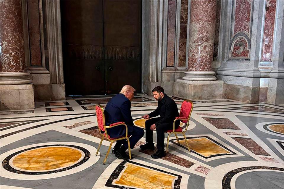 US-Präsident Donald Trump (rechts) und der ukrainische Präsident Wolodymyr Selenskyj sprechen im Petersdom. (Archivbild)Uncredited/Ukrainian Presidential Press Service/AP/dpa