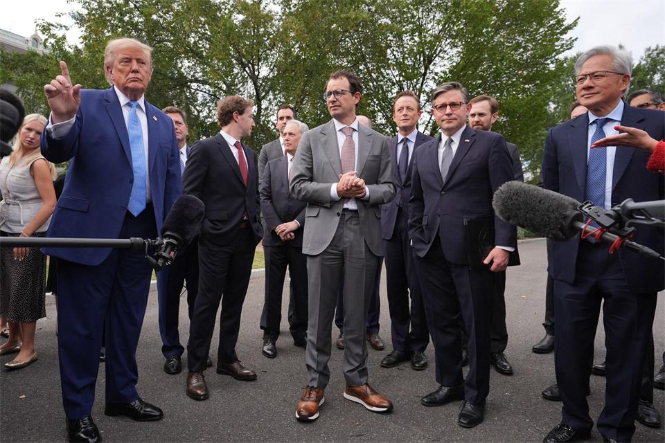 US-Präsident Donald Trump sagt, dass die KI-Unternehmen sich gegenseitig kontrollieren würden. Alex Brandon/AP/dpa