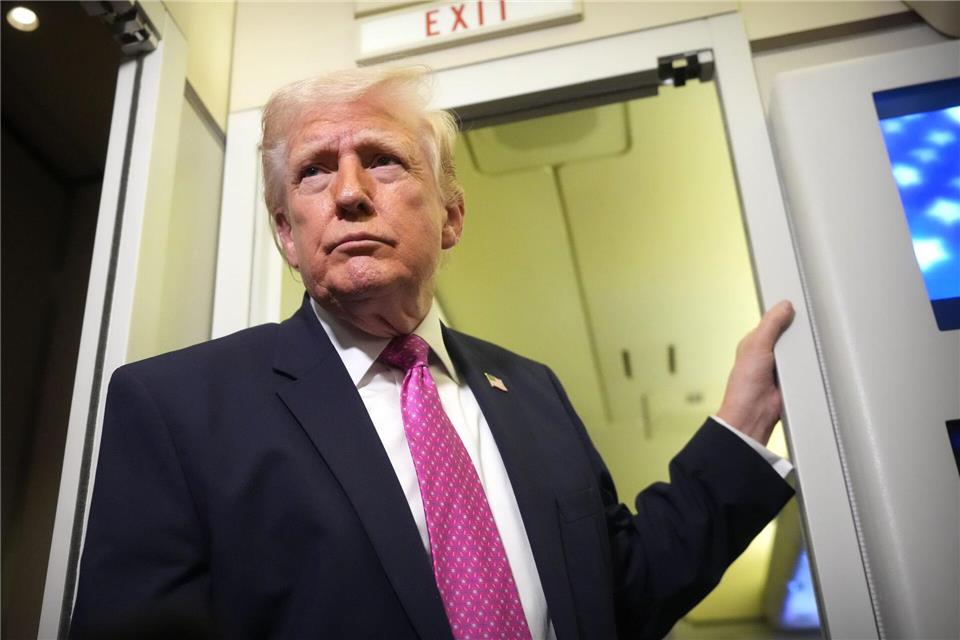 US-Präsident Donald Trump sagt, die Straße von Hormus werde sich nach Abschluss des Militäreinsatzes von allein öffnen. (Archivbild)Mark Schiefelbein/AP/dpa