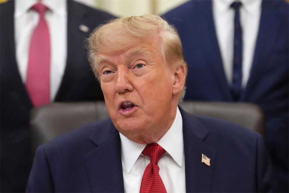 US-Präsident Donald Trump schließt aus, dass die USA für ein gedrosseltes Tempo bei der KI-Entwicklung sorgen. (Archivbild)Jacquelyn Martin/AP/dpa