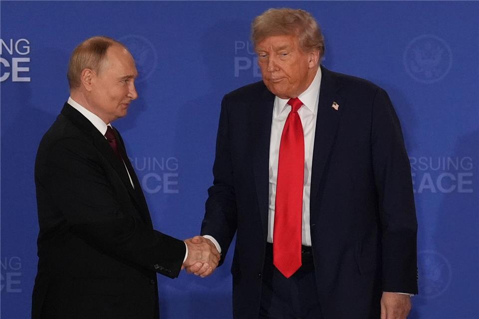 US-Präsident Donald Trump schwenkte nach dem Gipfel in Alaska auf die russische Linie ein.Jae C. Hong/AP/dpa
