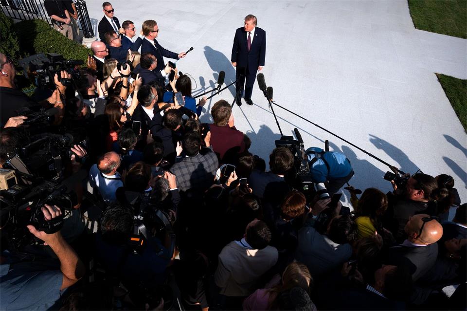 US-Präsident Donald Trump spricht auf dem South Lawn des Weißen Hauses mit Reportern, bevor er an Bord von „Marine One“ geht.Mark Schiefelbein/AP/dpa