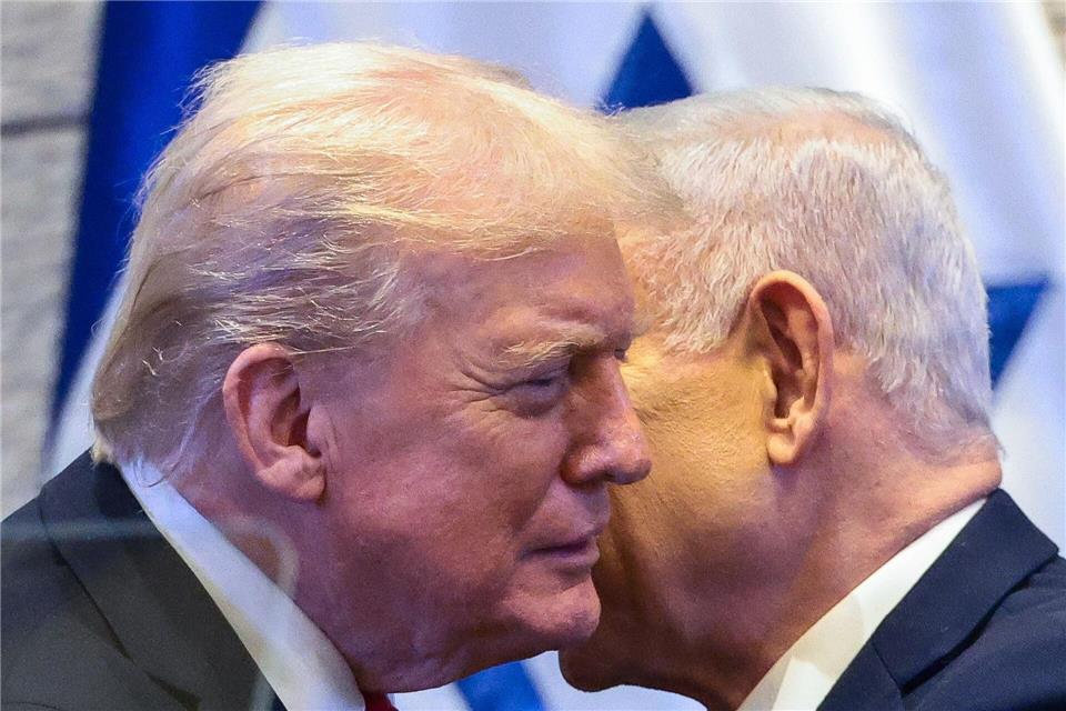US-Präsident Donald Trump spricht bei seinem Besuch in Israels Parlament mit dem Ministerpräsidenten Benjamin Netanjahu. (Archivbild)Evelyn Hockstein/Pool Reuters/AP/dpa