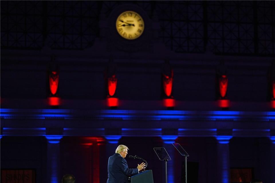 US-Präsident Donald Trump spricht beim jährlichen Fundraising-Dinner des National Republican Congressional Committee (NRCC).Julia Demaree Nikhinson/AP/dpa