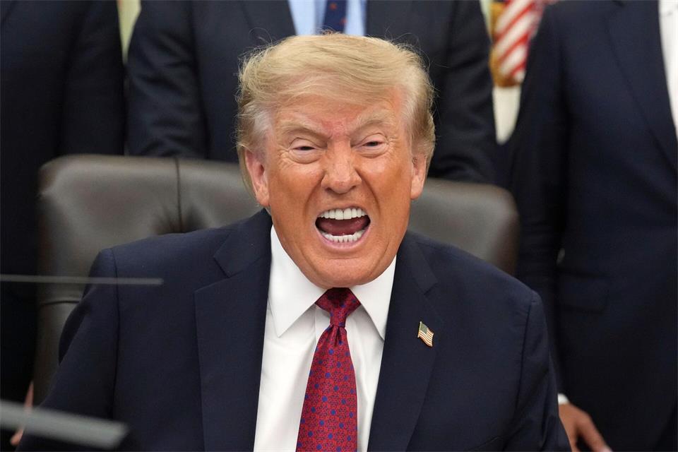 US-Präsident Donald Trump spricht im Oval Office.Jacquelyn Martin/AP/dpa