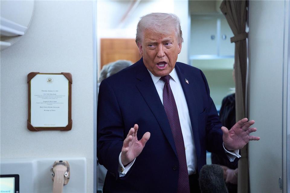 US-Präsident Donald Trump spricht mit Reportern an Bord der Air Force One, nachdem er das Weltwirtschaftsforum in Davos in Richtung Washington verlassen hat.Evan Vucci/AP/dpa
