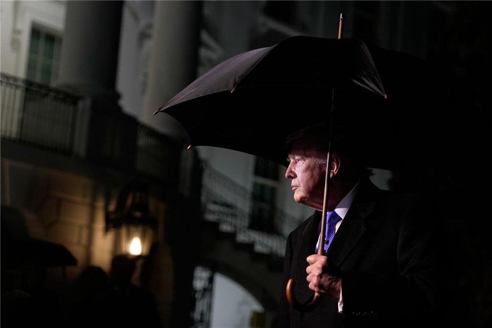 US-Präsident Donald Trump spricht mit Reportern, bevor er mit Marine One vom Südrasen des Weißen Hauses abfliegt.Alex Brandon/AP/dpa