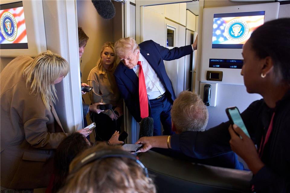 Bilder des Tages US-Präsident Donald Trump spricht mit Reportern nach seinem Abflug aus dem Vereinigten Königreich an Bord der Air Force One.Evan Vucci/AP/dpa
