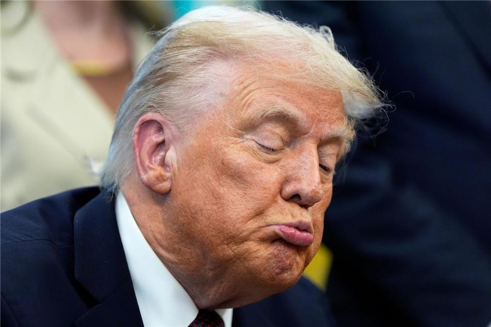 Bilder des Tages US-Präsident Donald Trump spricht nach dem Verlesen eines Memorandums mit dem Titel „Wiederherstellung von Recht und Ordnung in Memphis“ im Oval Office des Weißen Hauses.Alex Brandon/AP/dpa