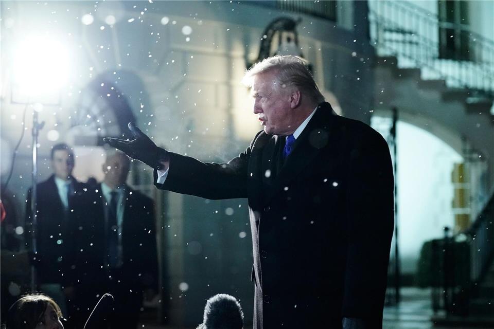 US-Präsident Donald Trump spricht zu Reportern auf dem Südrasen des Weißen Hauses.Jose Luis Magana/AP/dpa