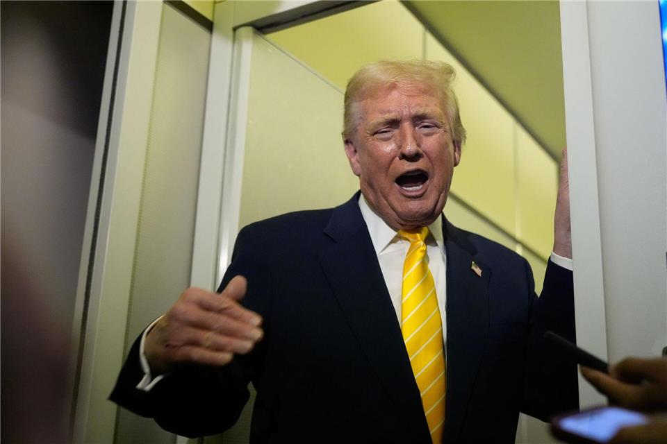 US-Präsident Donald Trump spricht zu Reportern in der Air Force One auf dem Weg zu seinem Anwesen Mar-a-Lago.Manuel Balce Ceneta/AP/dpa