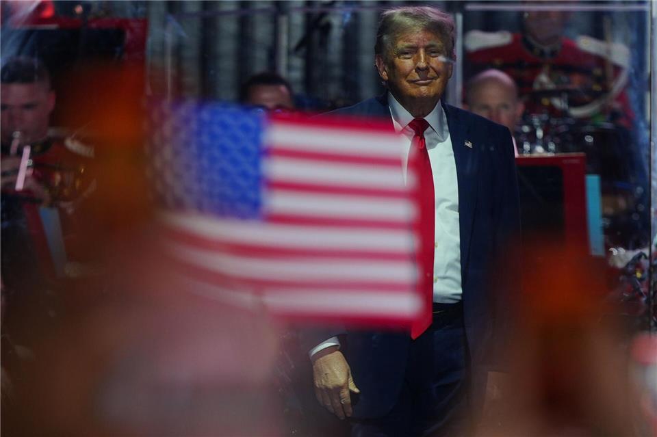 US-Präsident Donald Trump steht auf der Bühne, nachdem er bei der Eröffnung der „Great American State Fair“ auf der National Mall eine Rede gehalten hat.Julia Demaree Nikhinson/AP/dpa