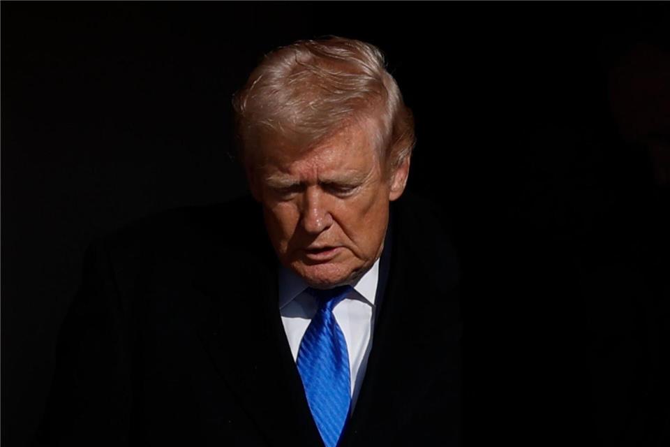 US-Präsident Donald Trump steigt bei seiner Ankunft auf der Joint Base Andrews aus der Air Force One aus.Luis M. Alvarez/AP/dpa