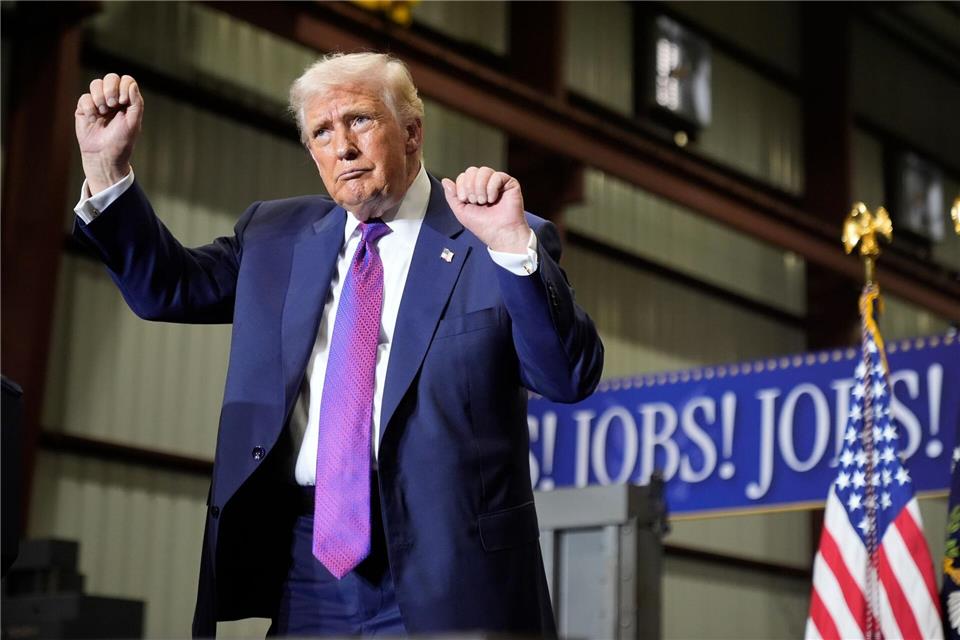 US-Präsident Donald Trump tanzt nach seiner Rede.Mark Schiefelbein/AP/dpa