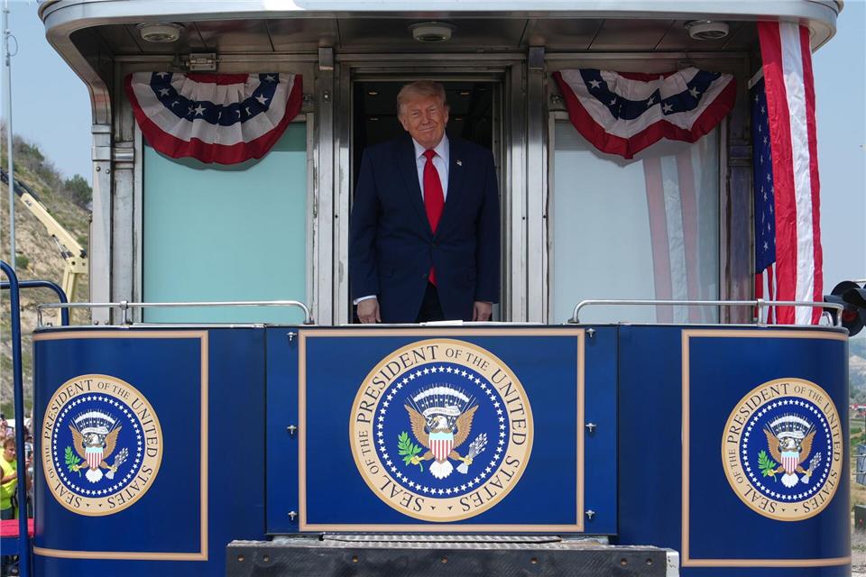 US-Präsident Donald Trump trifft mit dem Zug „Freedom 250“ zur Eröffnung der „Theodore Roosevelt Präsidentenbibliothek“ ein.Julia Demaree Nikhinson/AP/dpa