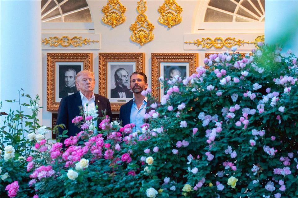 US-Präsident Donald Trump und Donald Trump Jr. stehen im Rosengarten des Weißen Hauses.Jose Luis Magana/AP/dpa