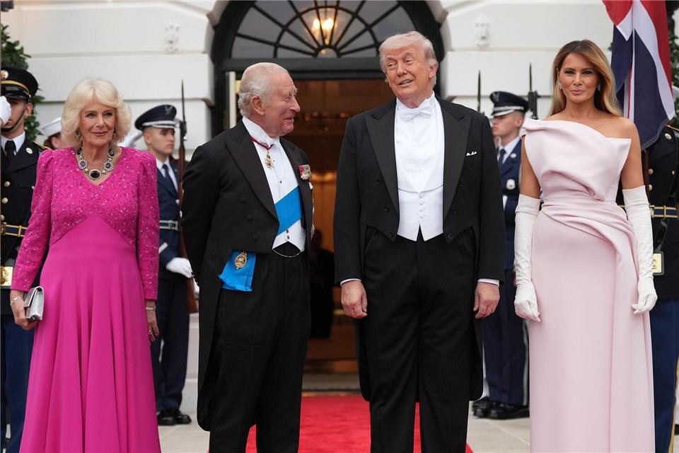 US-Präsident Donald Trump und First Lady Melania Trump begrüßen den britischen König Charles III. und Königin Camilla am Südportikus.Alex Brandon/AP/dpa