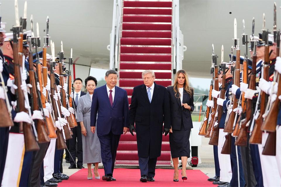 US-Präsident Donald Trump und First Lady Melania Trump begrüßen den chinesischen Präsidenten Xi Jinping und seine Frau Peng Liyuan bei deren Ankunft auf der Joint Base Andrews in Maryland.Alex Brandon/AP/dpa