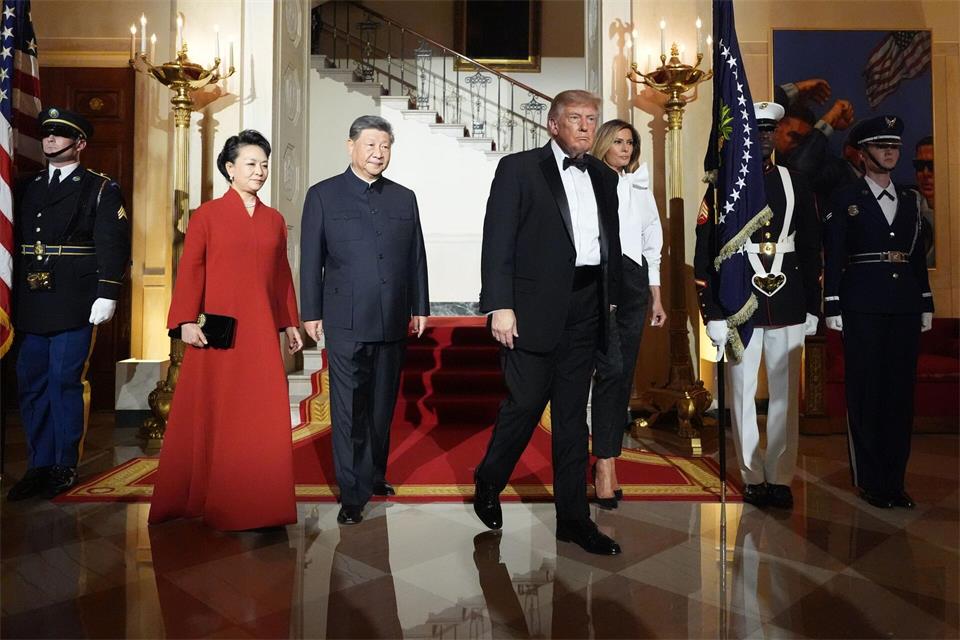 US-Präsident Donald Trump und First Lady Melania Trump gehen gemeinsam mit Chinas Präsident Xi Jinping und dessen Frau Peng Liyuan im Grand Foyer des Weißen Hauses während eines Staatsbanketts.Alex Brandon/AP/dpa
