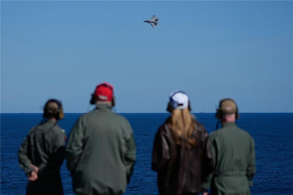 US-Präsident Donald Trump und First Lady Melania Trump beobachten an Bord des Flugzeugträgers USS George H.W. Bush im Atlantik vor der Küste von Norfolk ein Kampfflugzeug im Rahmen des 250-jährigen Jubiläums der US-Marine.Alex Brandon/AP/dpa
