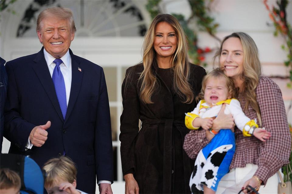 US-Präsident Donald Trump und First Lady Melania Trump bei einer Halloween-Veranstaltung.Mark Schiefelbein/AP/dpa