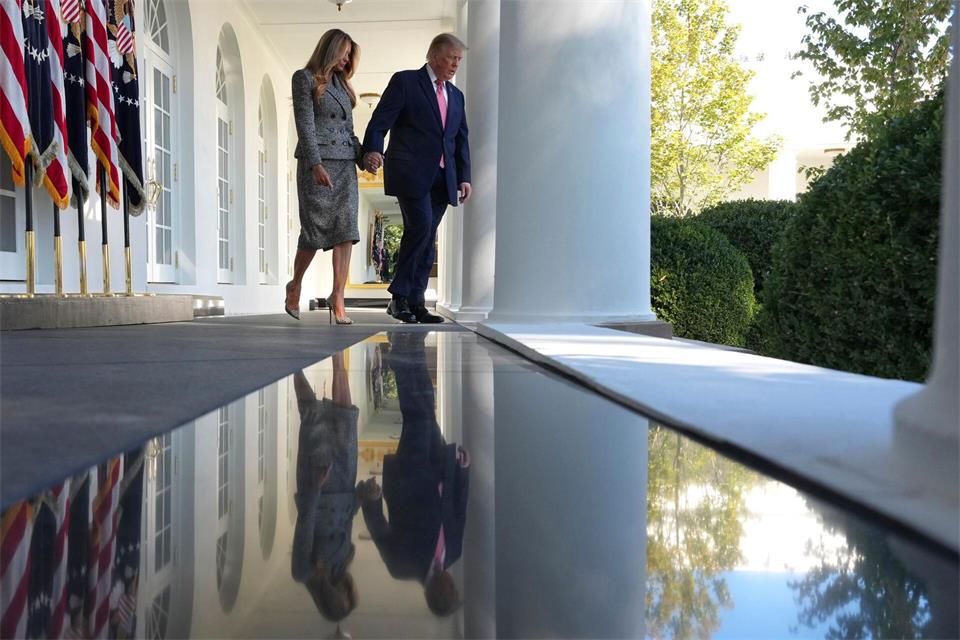 US-Präsident Donald Trump und Melania Trump im Rosengarten des Weißen HausesAlex Brandon/AP/dpa