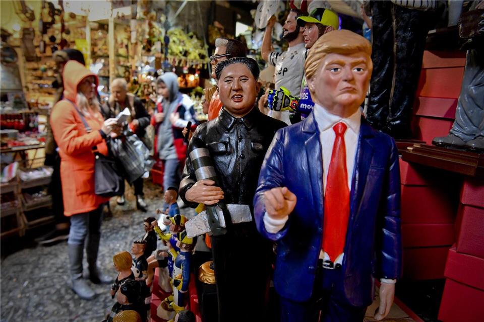 US-Präsident Donald Trump und Nordkoreas Machthaber Kim Jong Un in Neapel als Krippenfigur. (Archivbild) picture alliance / Ciro Fusco/ANSA/AP/dpa