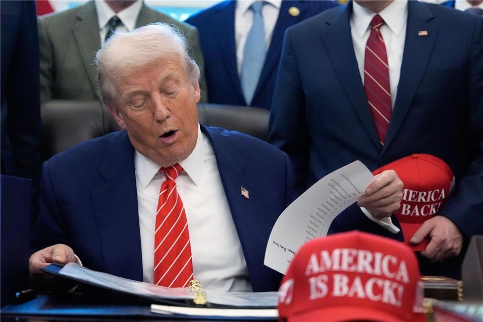 US-Präsident Donald Trump unterzeichnet ein Haushaltsgesetz, das den teilweisen Stillstand der US-Regierungsgeschäfte beendet.Alex Brandon/AP/dpa