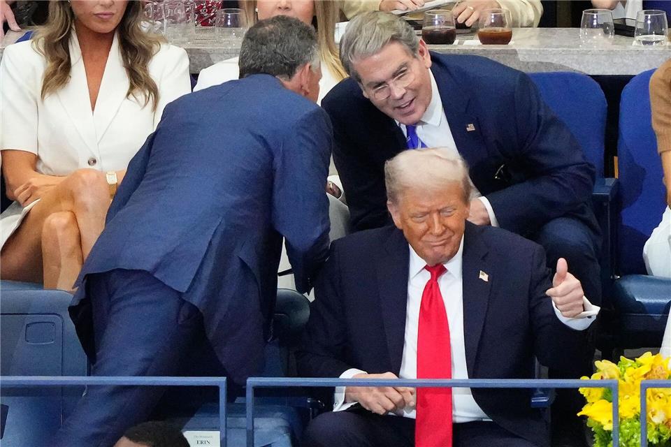 „Koffer voller Magie“ - Alcaraz unlösbare Aufgabe für Sinner US-Präsident Donald Trump verfolgte das Finale auf der Tribüne.Yuki Iwamura/AP/dpa