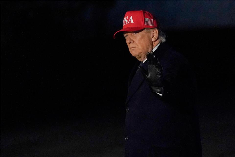 US-Präsident Donald Trump verlässt Marine One nach seiner Ankunft mit der Marine One auf dem Südrasen des Weißen Hauses.Jose Luis Magana/AP/dpa