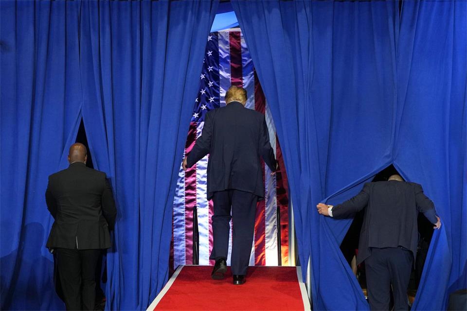 US-Präsident Donald Trump verlässt eine Veranstaltung.Mark Schiefelbein/AP/dpa