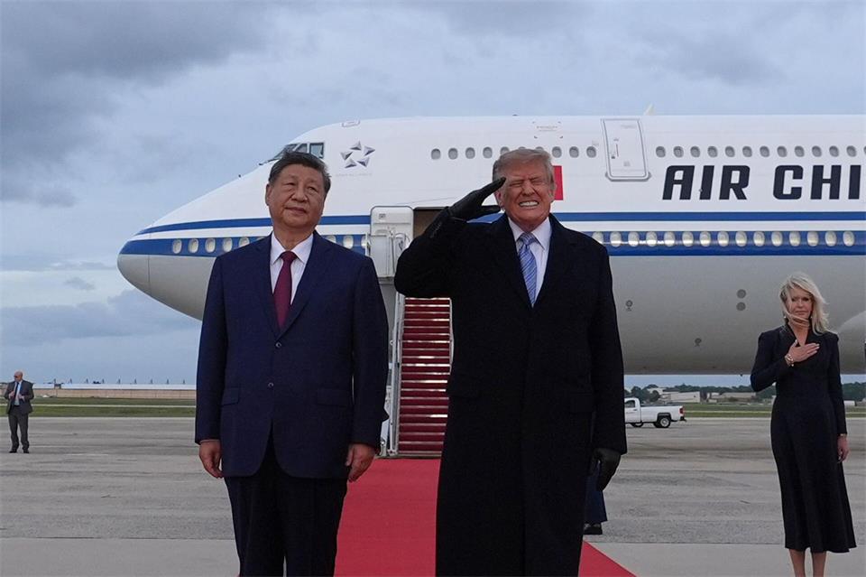 US-Präsident Donald Trump verzog es das Gesicht, als Bomber des US-Militärs über der Empfangszeremonie hinwegflogen. Alex Brandon/AP/dpa