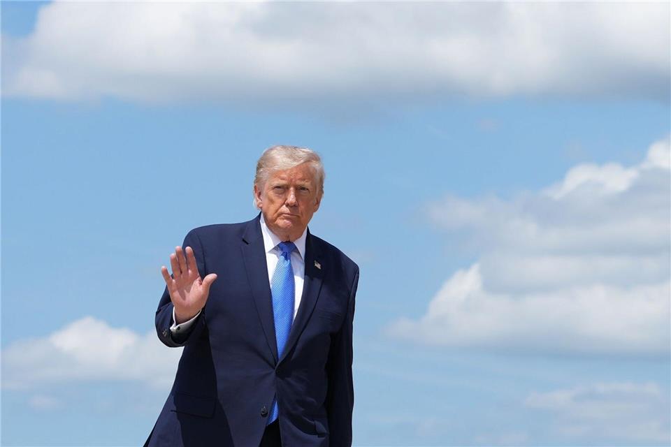 US-Präsident Donald Trump vor dem Abflug in Richtung Westküste. Mark Schiefelbein/AP/dpa