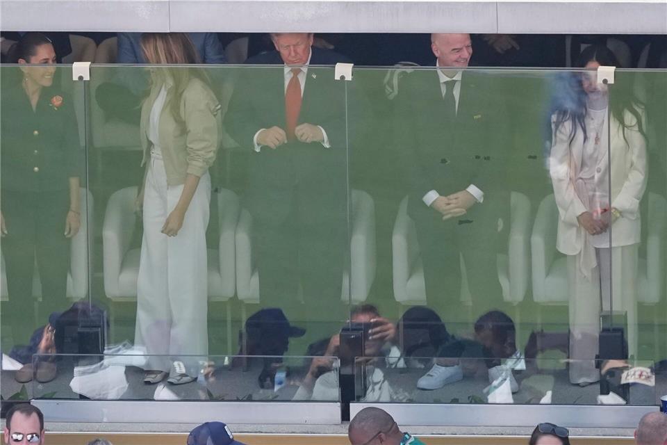 US-Präsident Donald Trump war hinter Glas bei ersten TV-Einblendungen kaum zu erkennen.Matt Slocum/AP/dpa
