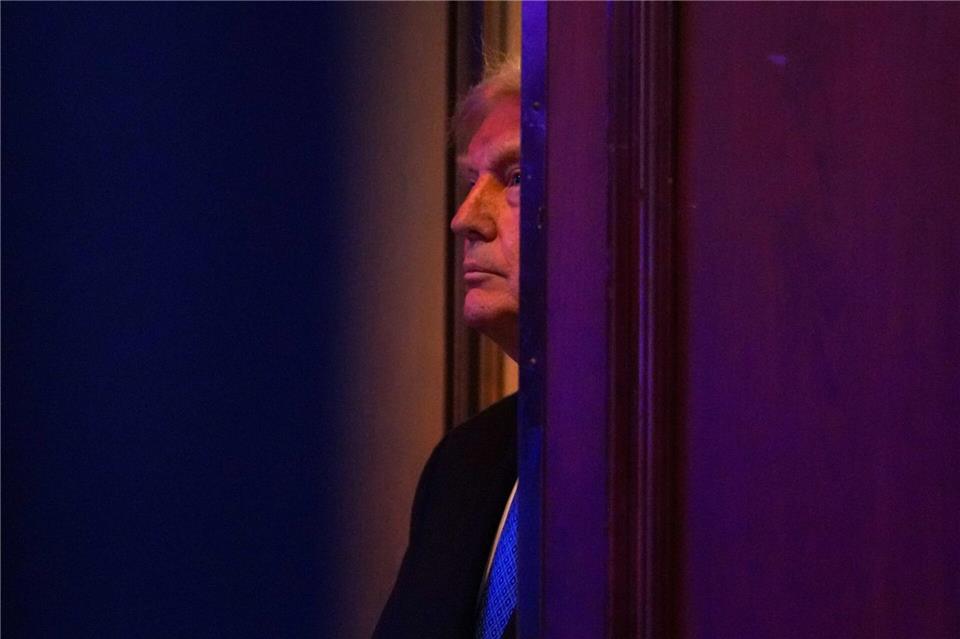 US-Präsident Donald Trump wartet hinter den Kulissen der Politikkonferenz der „Faith & Freedom Coalition“ im Washington Hilton.Julia Demaree Nikhinson/AP/dpa