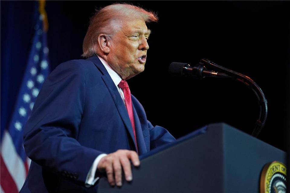 US-Präsident Donald Trump will US-Rüstungs- und Verteidigungsunternehmen erstmal keine Dividendenausschüttungen und Aktienrückkäufe erlauben. (Archivfoto)Evan Vucci/AP/dpa