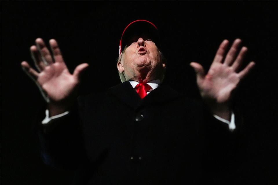 US-Präsident Donald Trump will auf die Blockade der Straße von Hormus durch den Iran nun mit einer eigenen Sperrung reagieren.Julia Demaree Nikhinson/AP/dpa