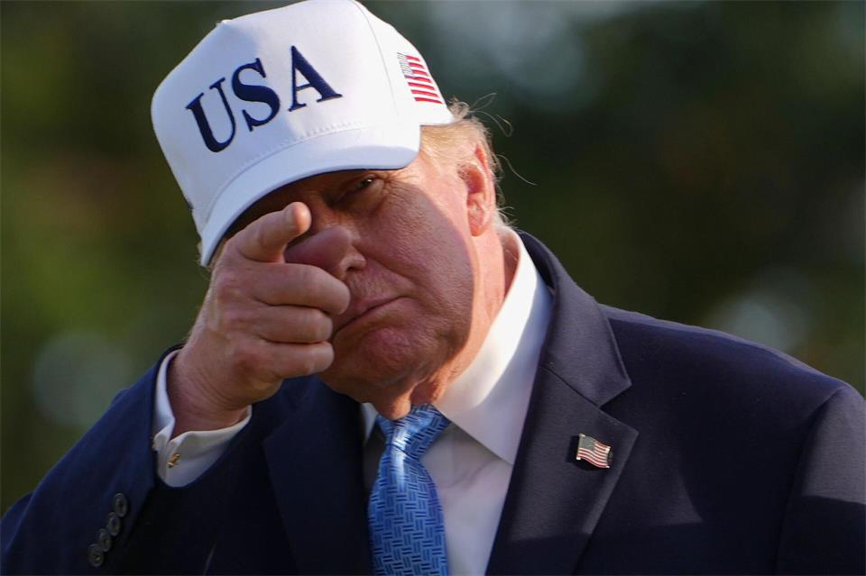 US-Präsident Donald Trump winkt der Menge zu.Julia Demaree Nikhinson/AP/dpa