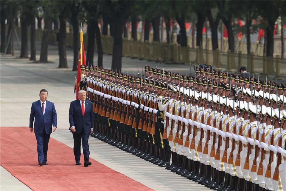 US-Präsident Donald Trump wurde mit militärischen Ehren empfangen.Maxim Shemetov/Pool Reuters/AP/dpa