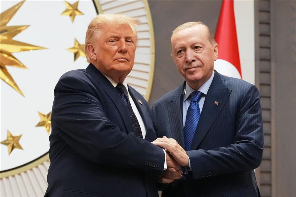 US-Präsident Trump äußerte sich bei einem Treffen mit dem türkischen Präsidenten Erdogan - und kritisierte mehrere europäische Verbündete.Alex Brandon/AP/dpa