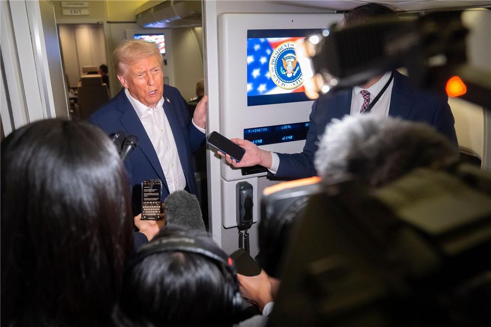 Bilder des Tages US-Präsident Trump auf dem Weg nach AsienMark Schiefelbein/AP/dpa