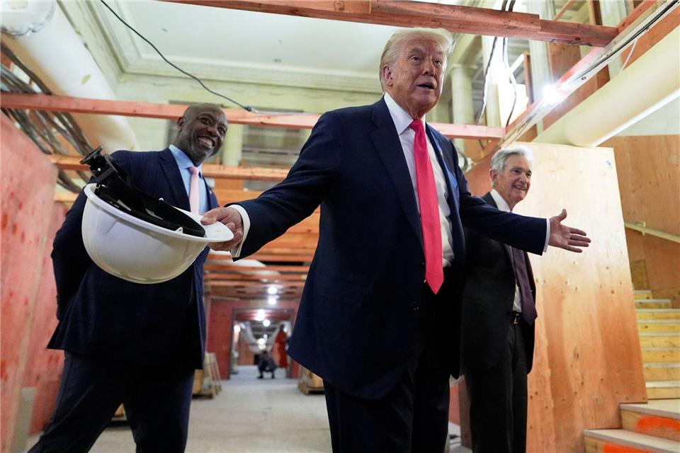 US-Präsident Trump bei einem Besuch der Fed - seit Monaten attackiert er die US-Notenbank.Julia Demaree Nikhinson/AP/dpa