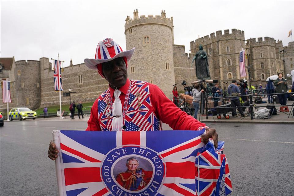 US-Präsident Trump besucht Großbritannien - Royal-Fan vor Schloss WindsorAlberto Pezzali/AP/dpa