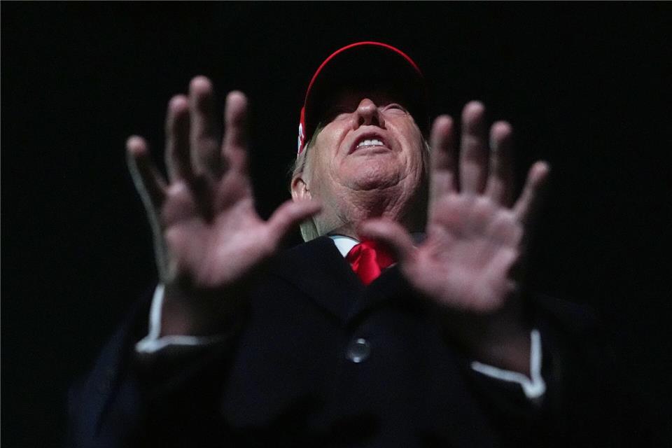 US-Präsident Trump droht der iranischen Revolutionsgarde mit dem Abschuss ihrer Boote.Julia Demaree Nikhinson/AP/dpa