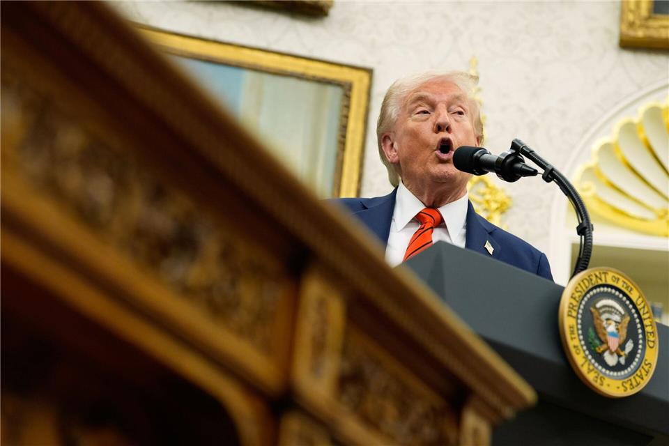 Chinas Außenhandel legt im September unerwartet stark zu US-Präsident Trump drohte jüngst mit neuen Zöllen gegen China-Importe. (Archivbild) Alex Brandon/AP/dpa