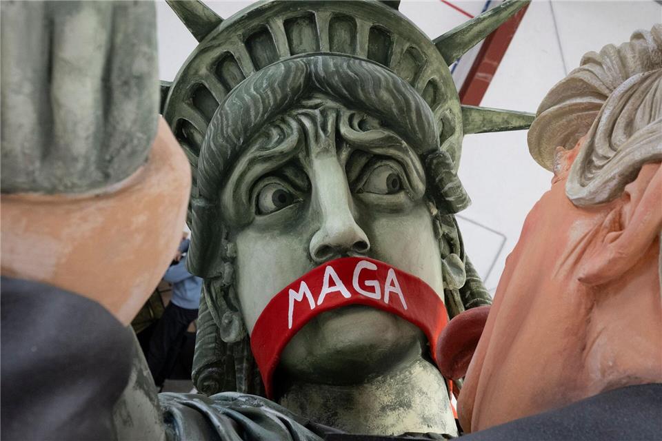 US-Präsident Trump erdrückt die FreiheitsstatueBoris Roessler/dpa