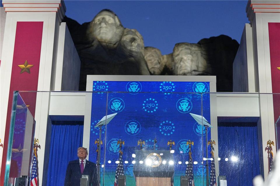 US-Präsident Trump hält seine Rede zum 250. Geburtstag der USA an einem geschichtsträchtigen Ort - dem Mount Rushmore National Memorial.Alex Brandon/AP/dpa